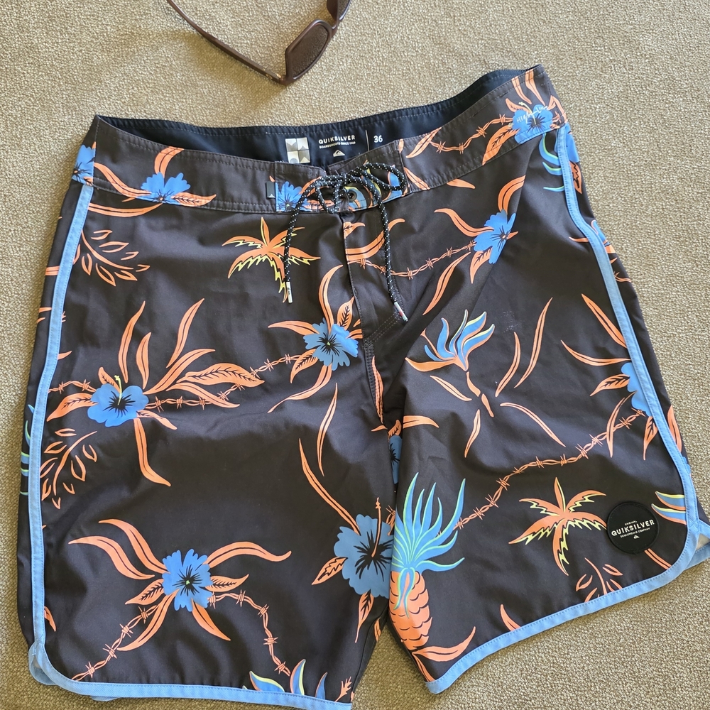 Quiksilver Men's Athletic Shorts - Black and Orange Floral